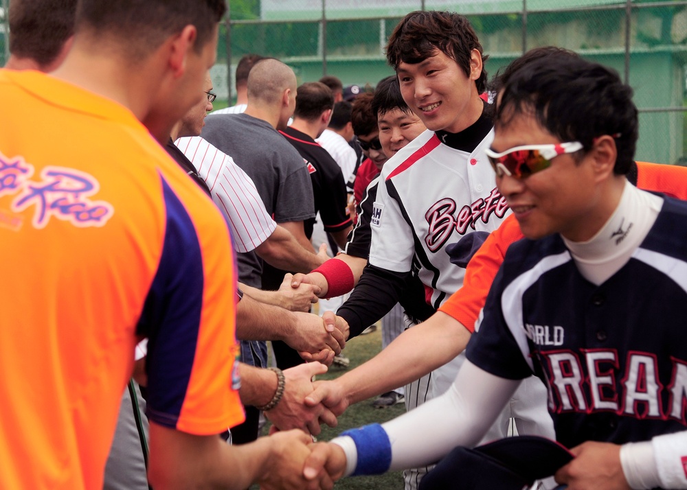 Gunsan City hosts baseball game against the Wolf Pack