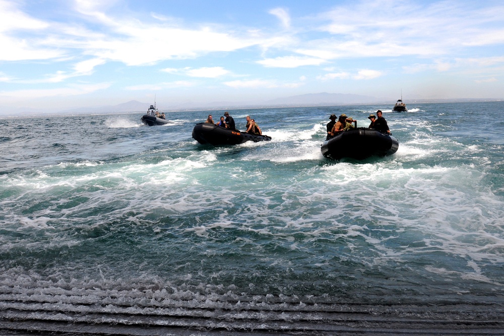 Multinational divers participate in RIMPAC 2014