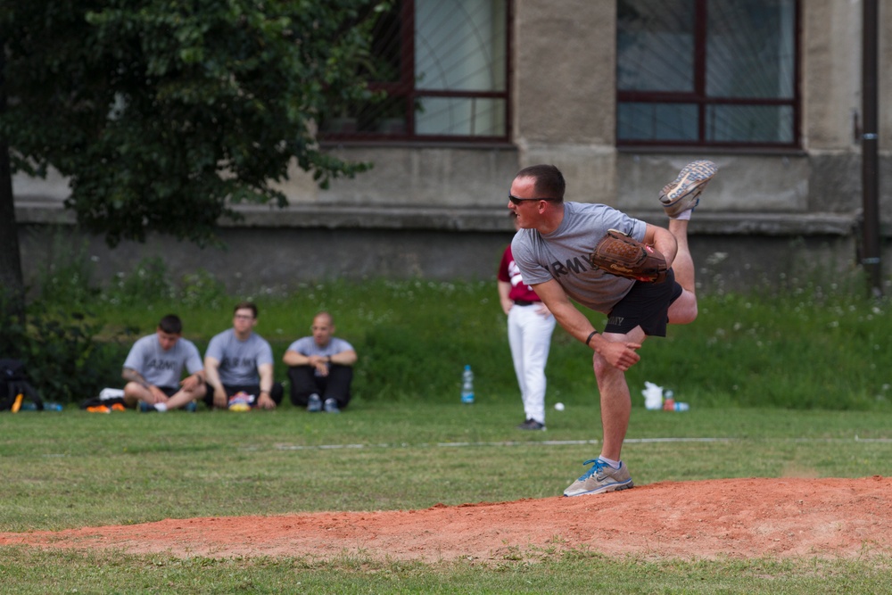 Paratroopers, Latvians teach children baseball