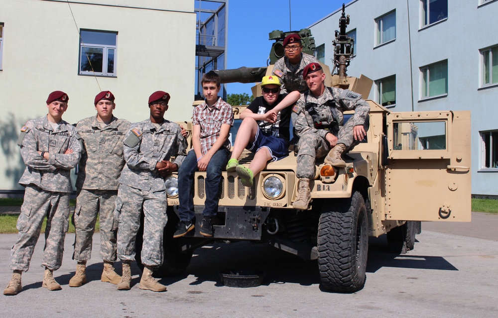 Estonian Young Eagles visit American paratroopers