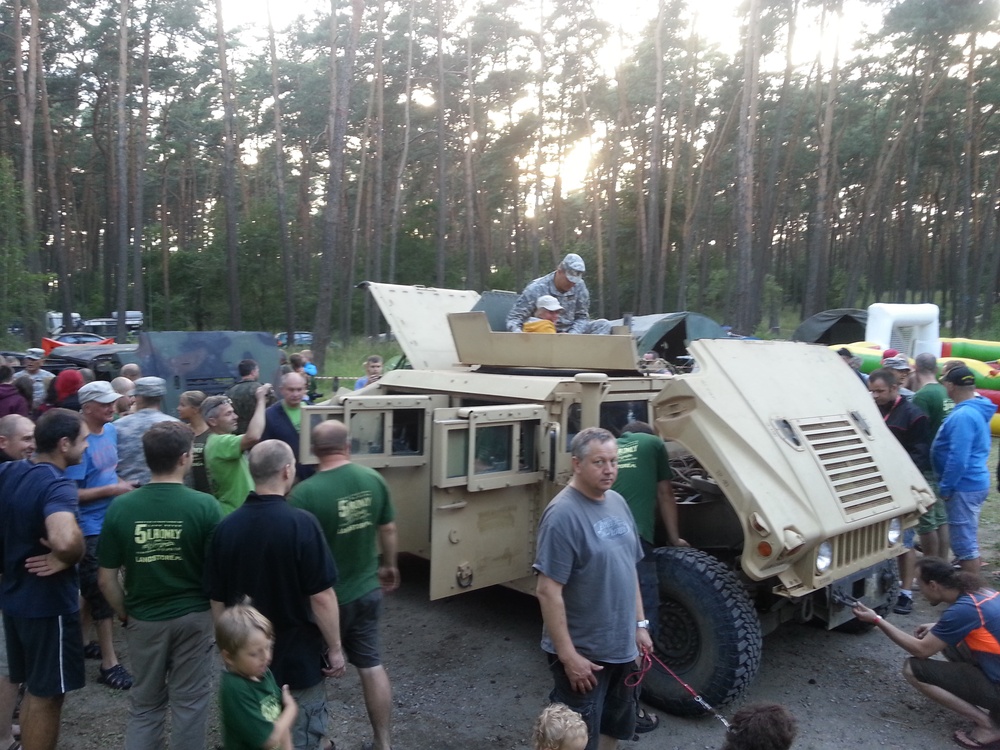 Paratroopers bring Humvees to Polish Land Rover rally