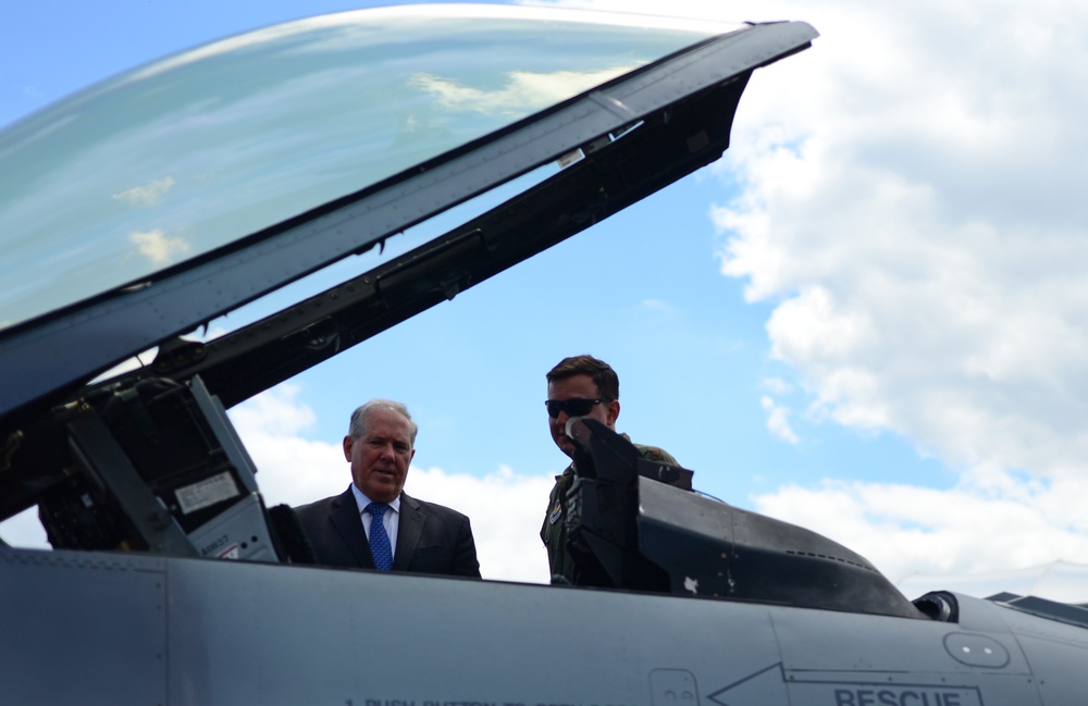 Undersecretary of defense visits Airmen at Farnborough