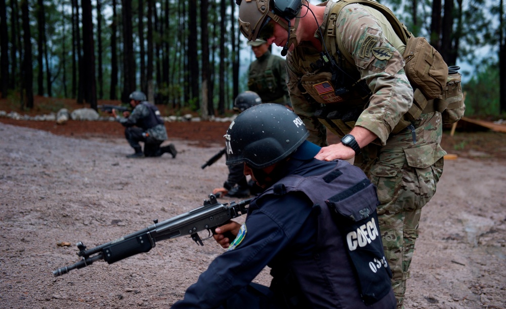 US Green Berets, Colombian Junglas train Honduran TIGRES