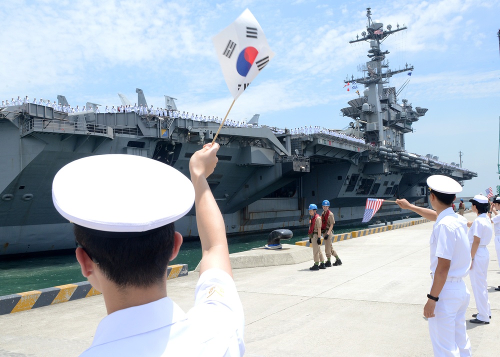 USS George Washington arrives in Busan