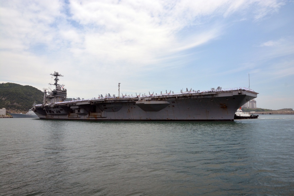 USS George Washington arrives in Busan