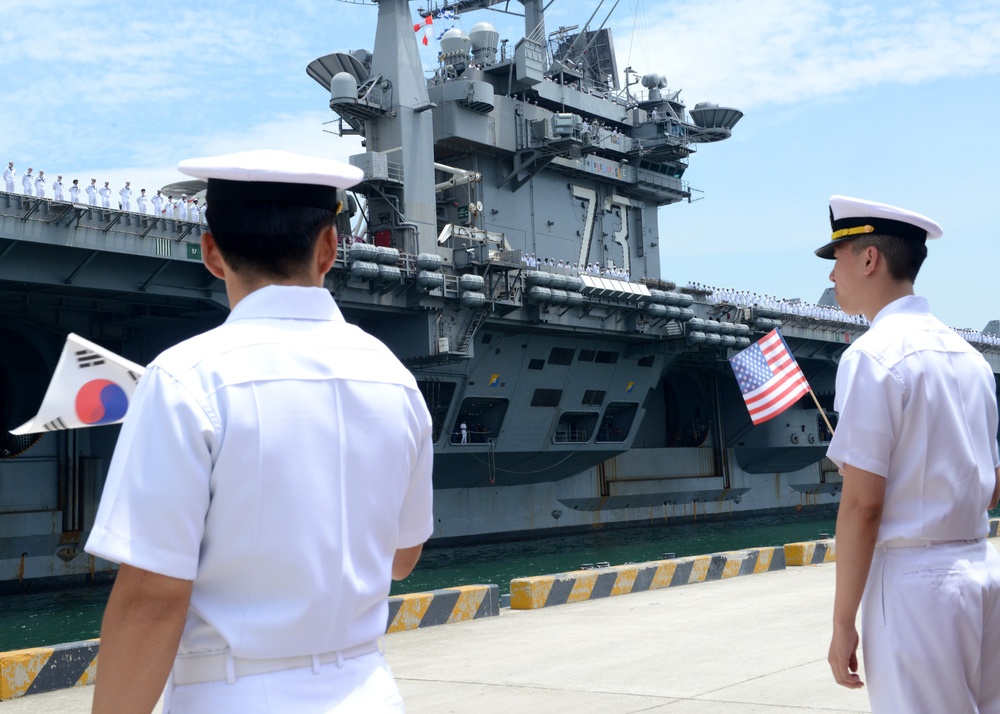 USS George Washington arrives in Busan