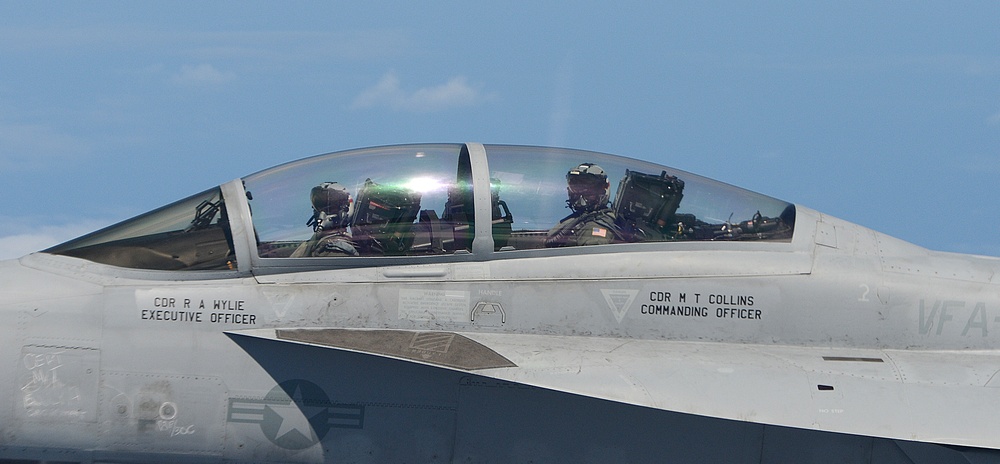 Canadian and US jets refuel during RIMPAC 2014