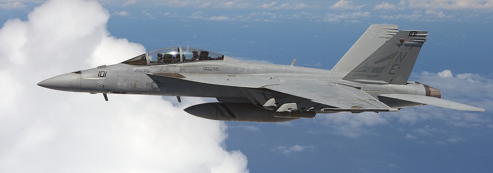 Canadian and US jets refuel during RIMPAC 2014