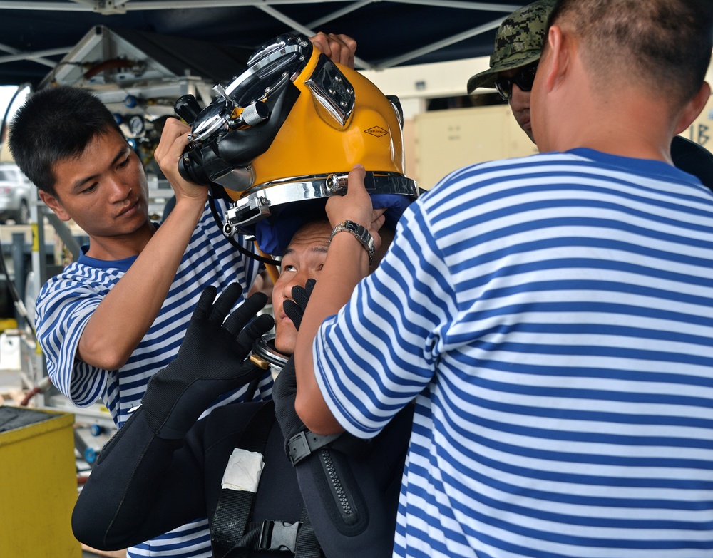 US Navy, US Coast Guard and PRC dive familiarization