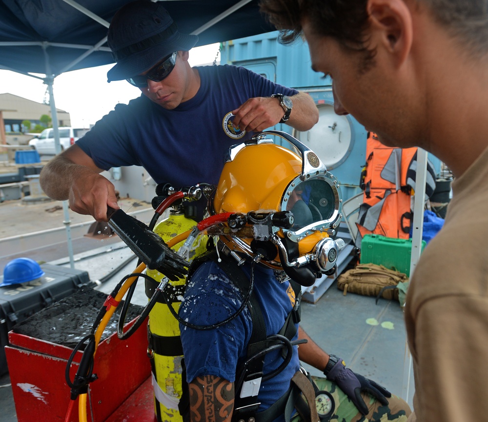 US Navy, US Coast Guard and PRC dive familiarization