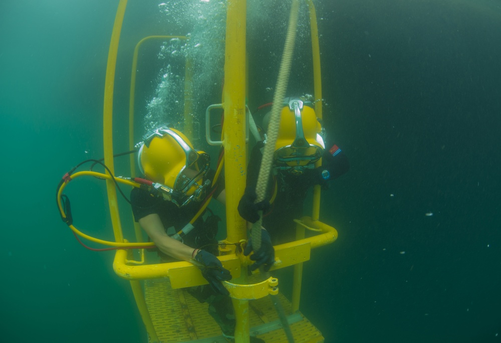 US Navy, US Coast Guard and PRC dive familiarization