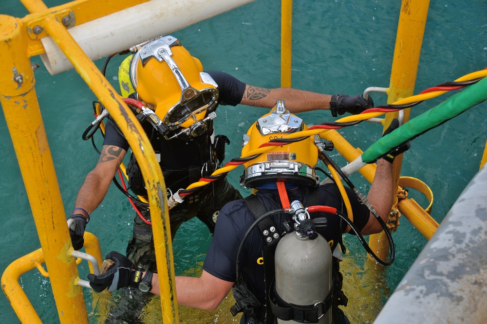 US Navy, US Coast Guard and PRC dive familiarization