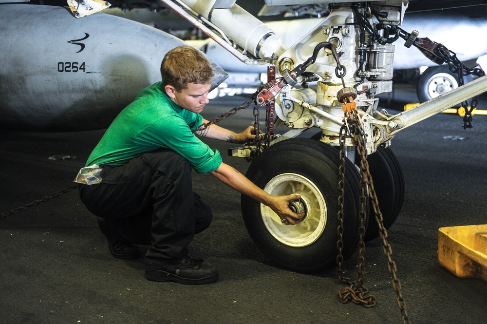 USS Ronald Reagan aircraft maintenance