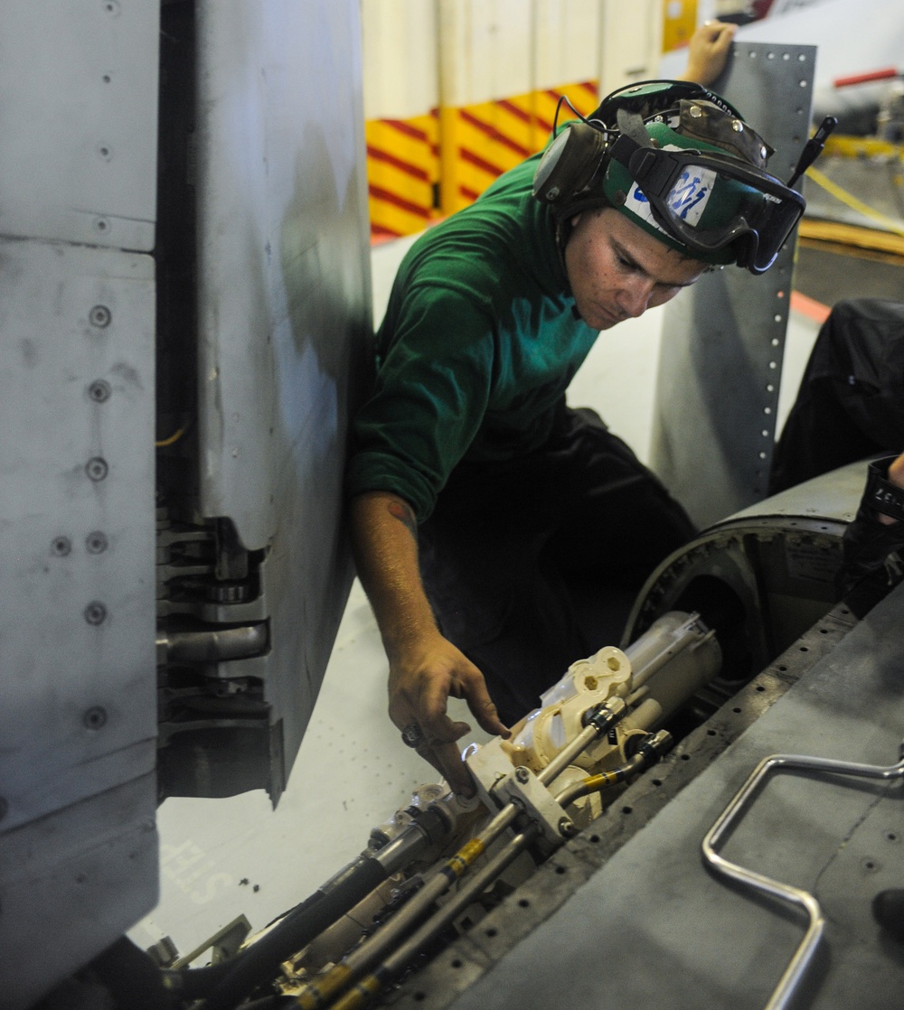 USS Ronald Reagan aircraft maintenance