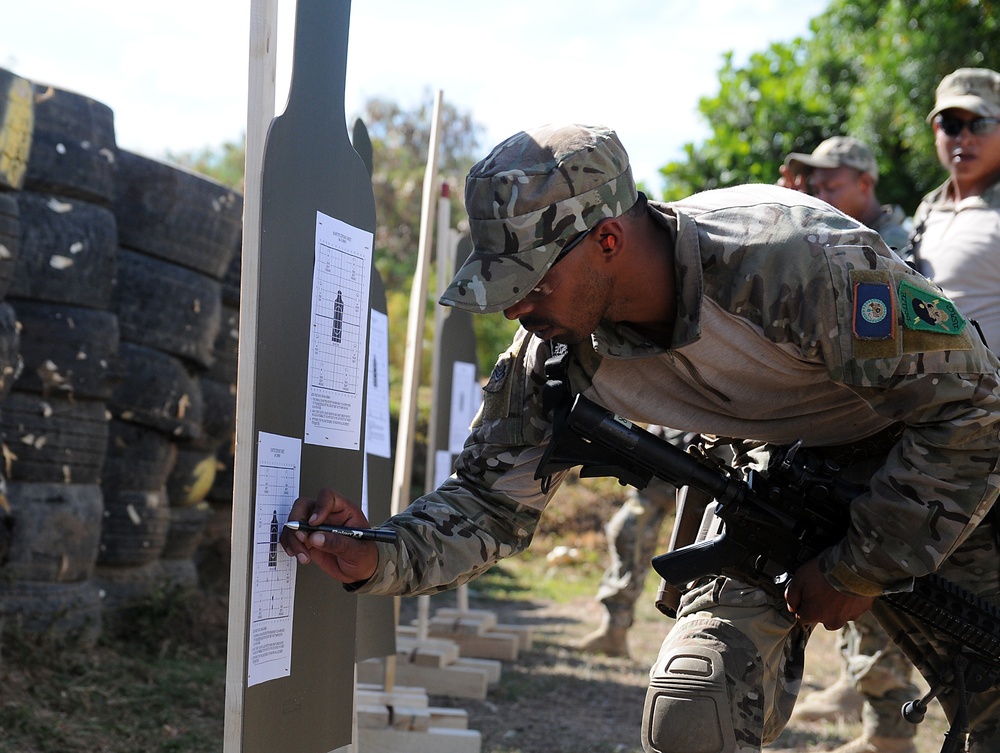 Taking aim in preparation of Fuerzas Comando 2014