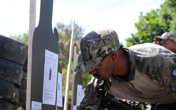 Taking aim in preparation of Fuerzas Comando 2014