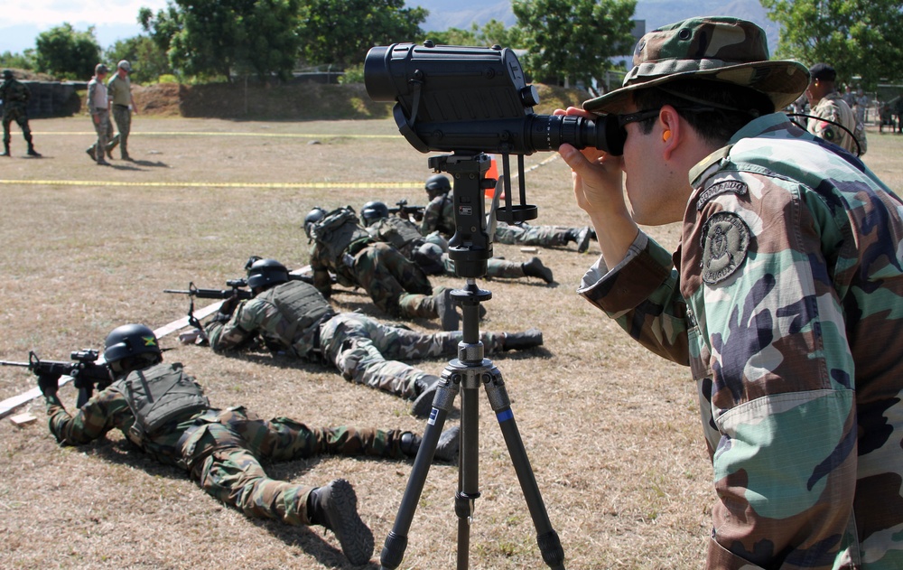 Taking aim in preparation of Fuerzas Comando 2014