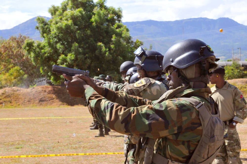 Taking aim in preparation for Fuerzas Comando 2014