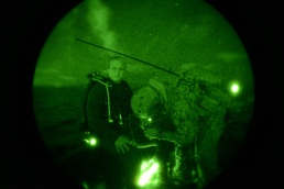 EODMU 1 conduct night dive operations during RIMPAC 2014