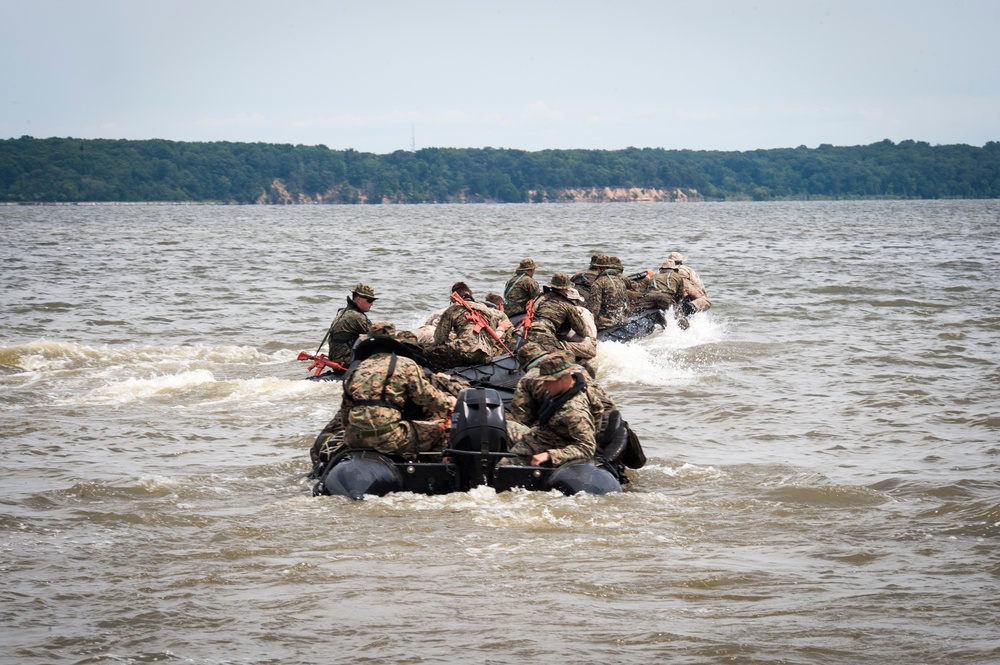 4th Recon conducts amphibious assault operations