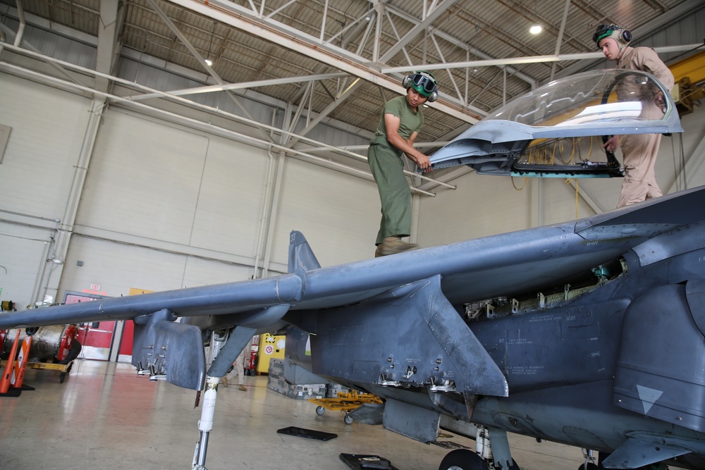 Harrier mechanics keep VMAT-203 mission ready