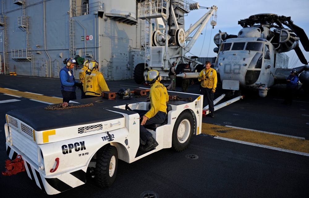 USS Peleliu conducts LCAC operations
