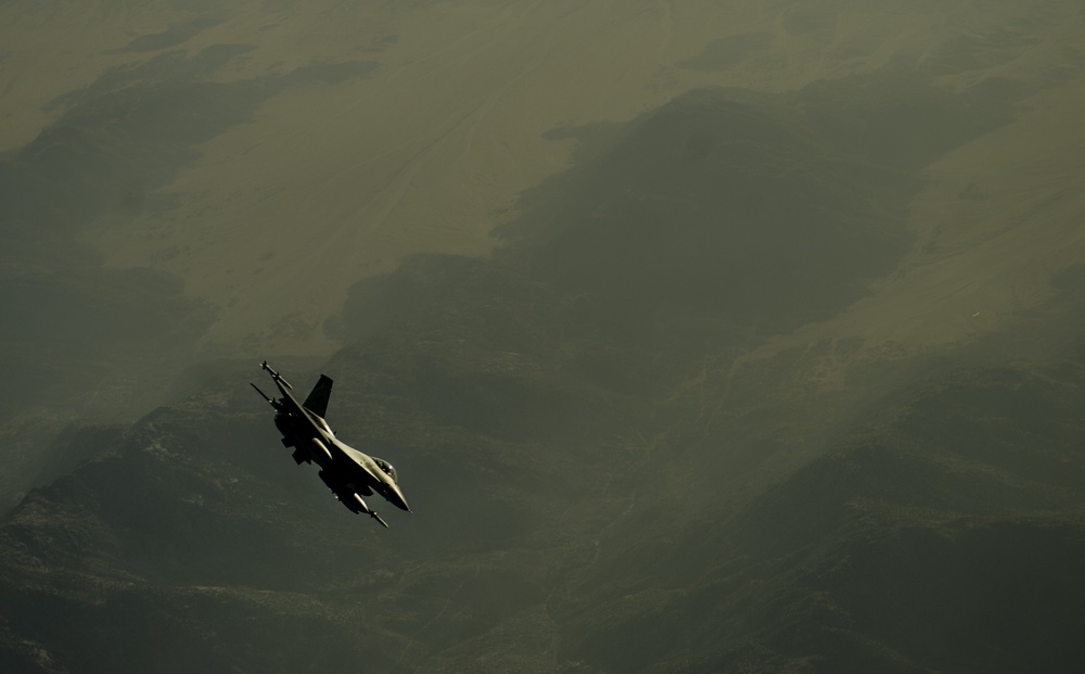 F-16C refuels over Afghanistan