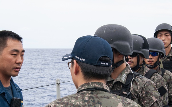 ROKS VBSS team board USS Chosin during RIMPAC 2014