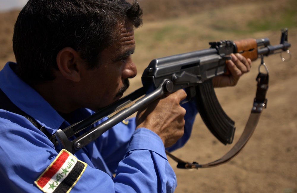 Weapons training with Iraqi Police