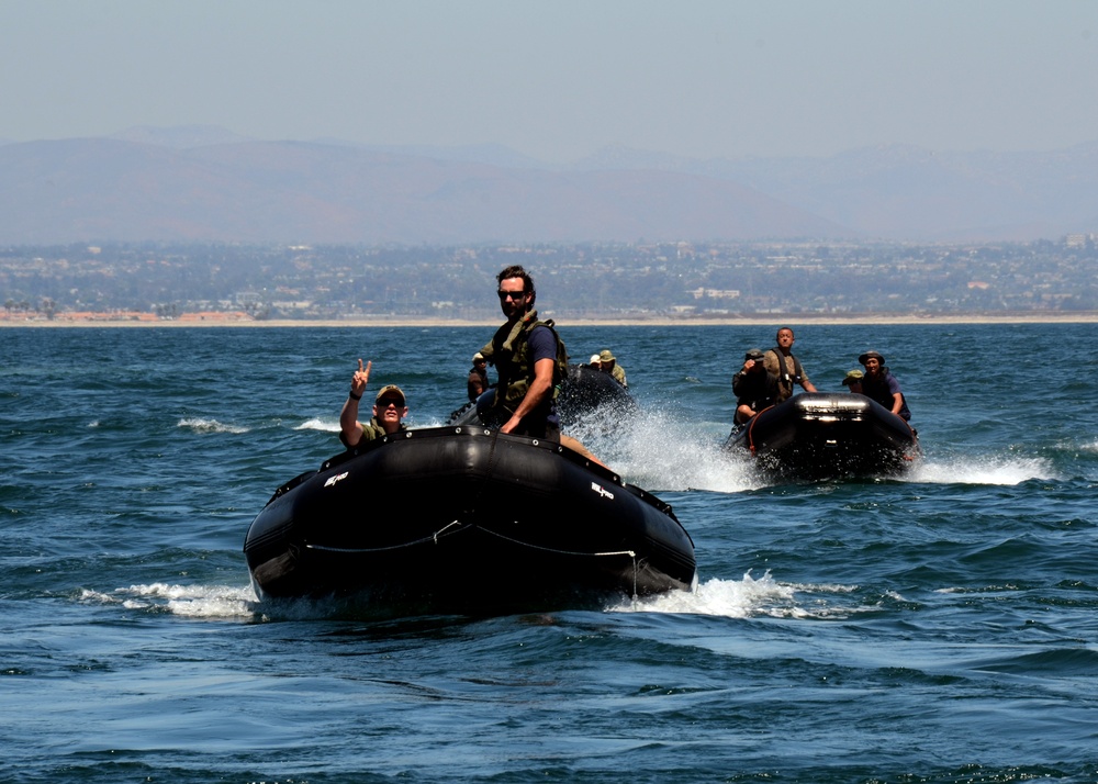 USS Anchorage UUV operations