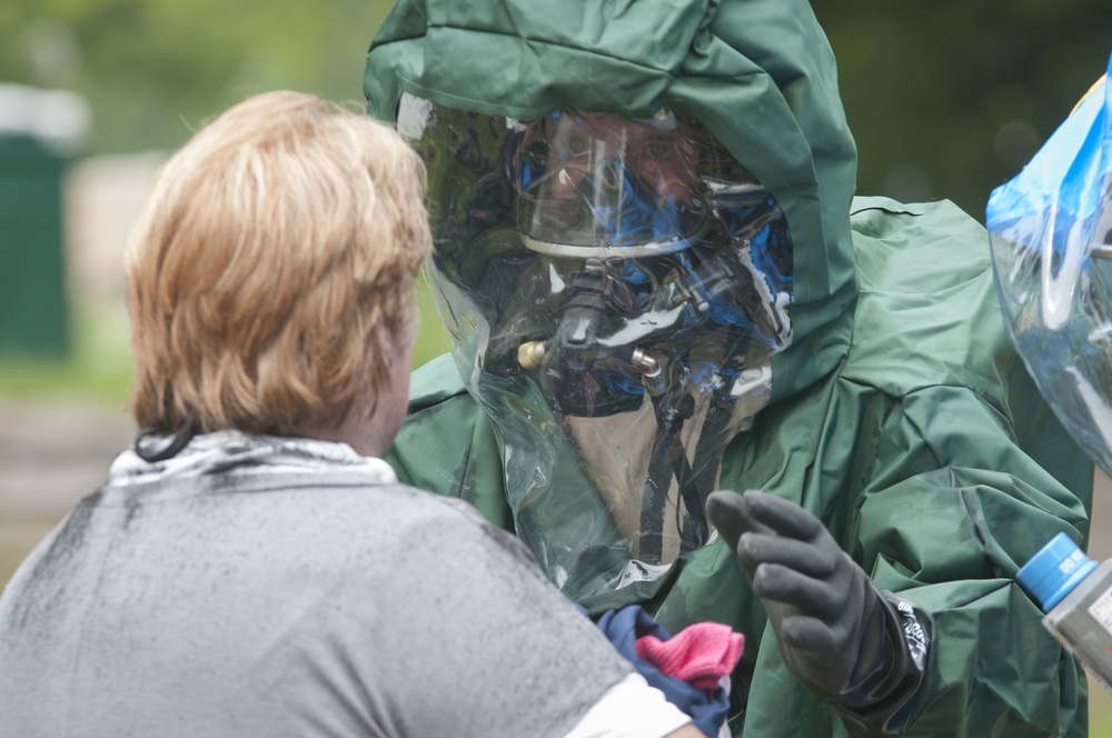 Chemical Soldiers train to evacuate injured civilians during Vibrant Response 2014