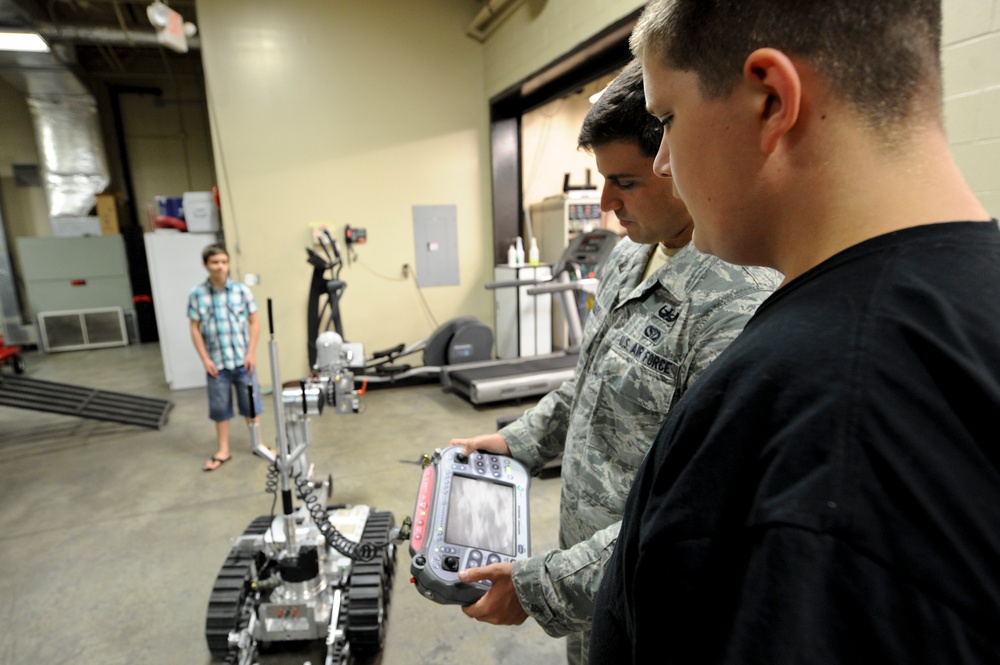 FIRST Robotics team tries hand at controlling EOD robots