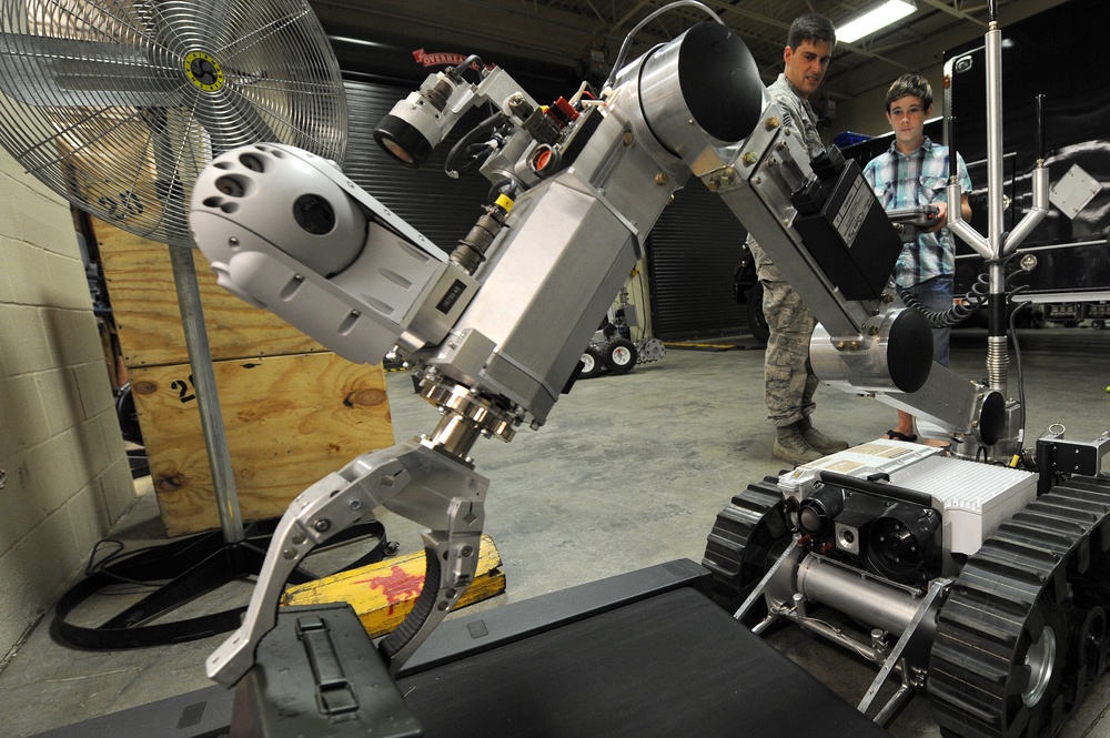 FIRST Robotics team tries hand at controlling EOD robots