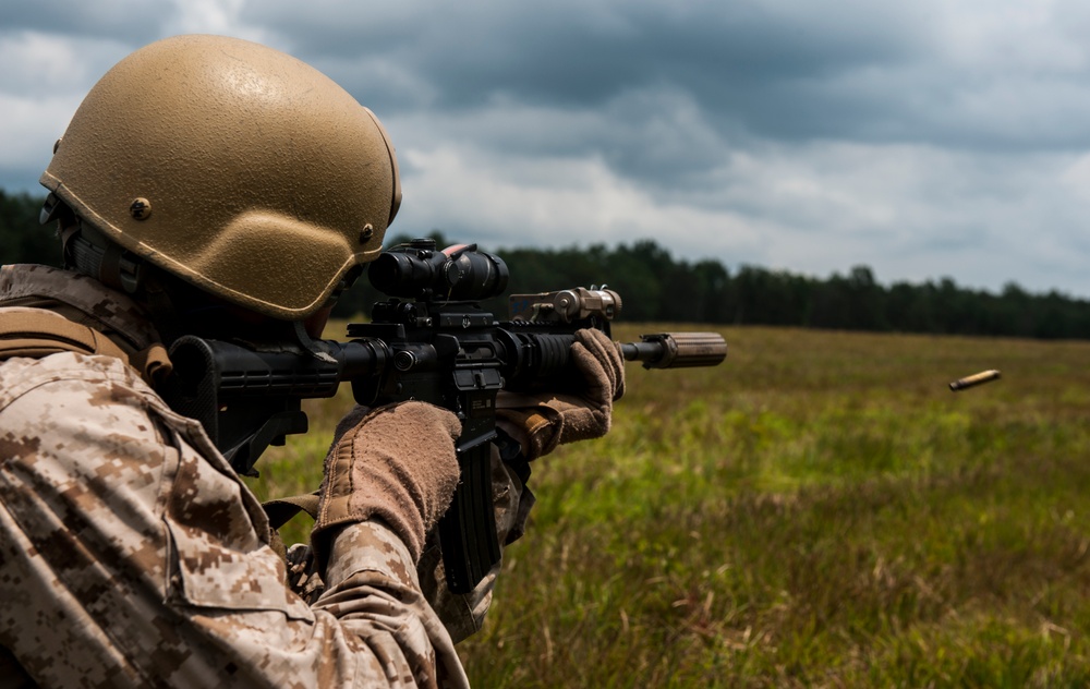 4th Recon conducts live fire operations