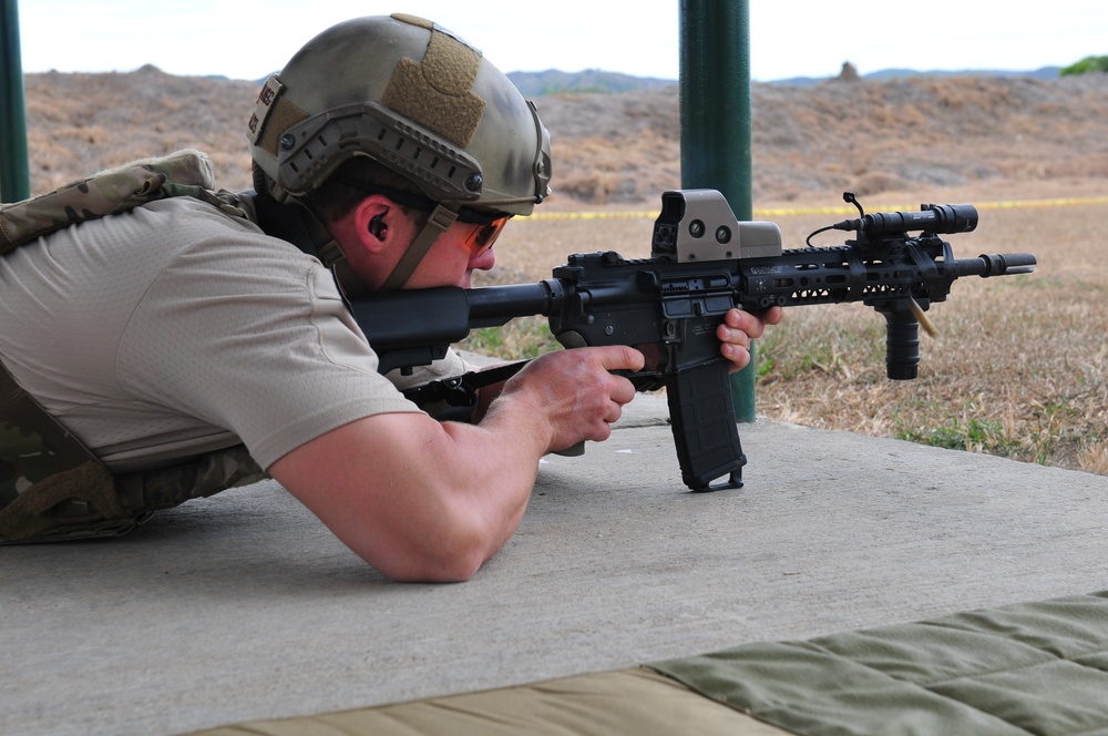 Elite troops go for the win during rifle, pistol events at Fuerzas Comando