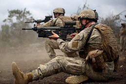 US Marine, New Zealand, Canadian service members exchange weapons during foreign weapons training