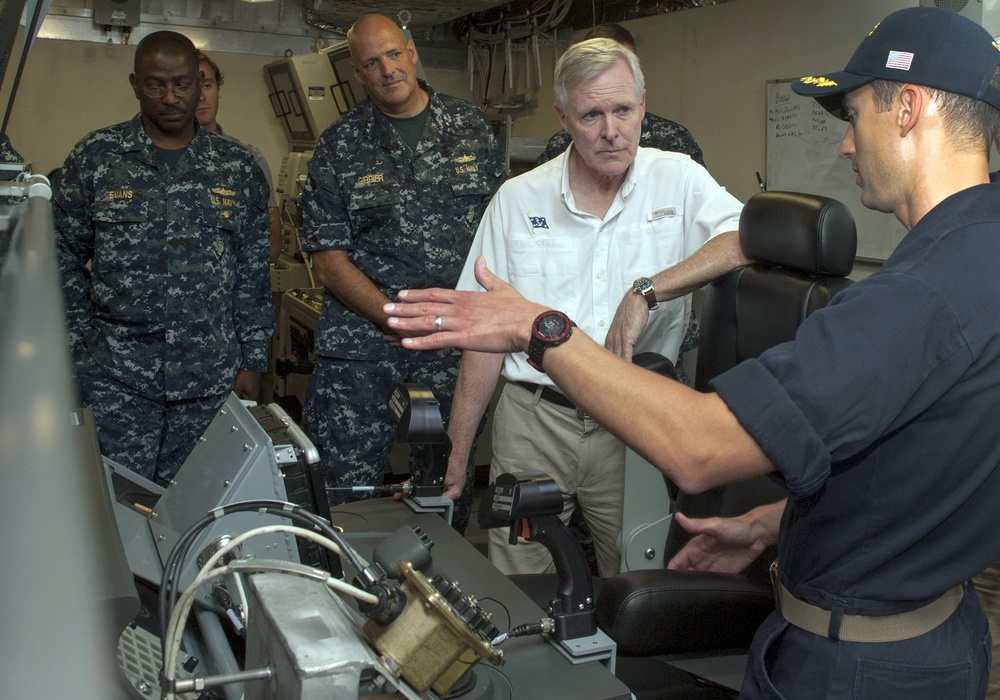 SECNAV visits USS Independence (LCS 2), RIMPAC 2014