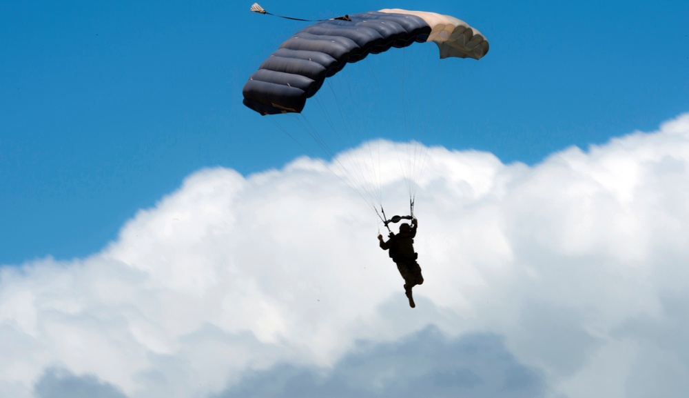 EOD parachute jump, RIMPAC 2014