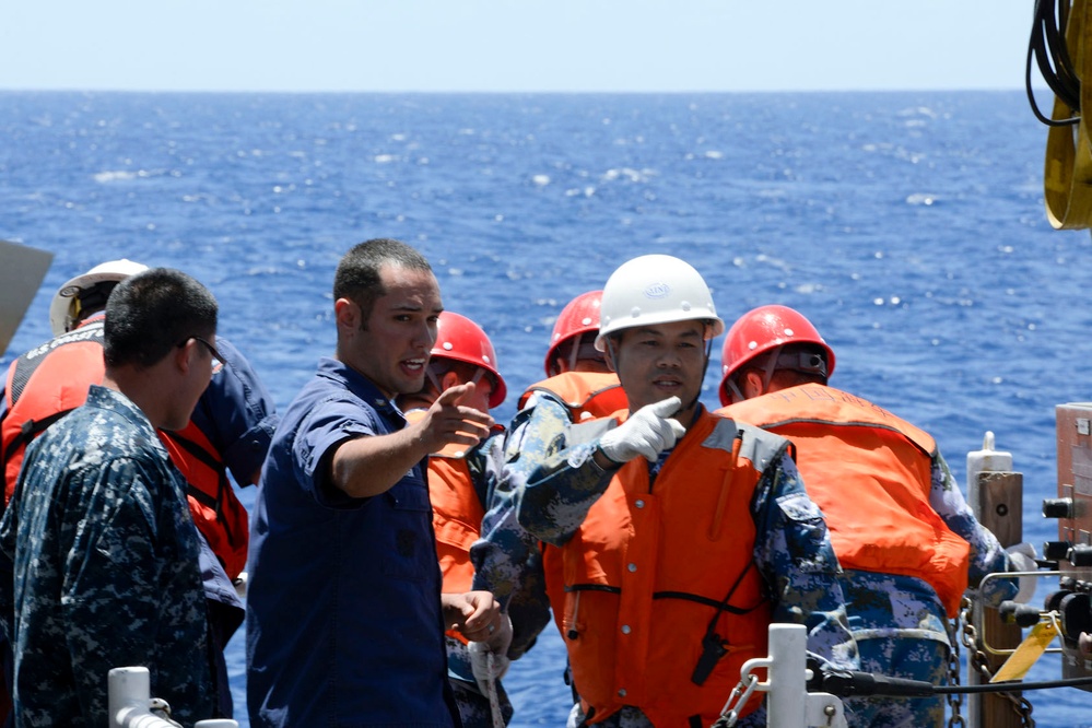 PLA(N) participates in rescue and assistance drill during RIMPAC 2014