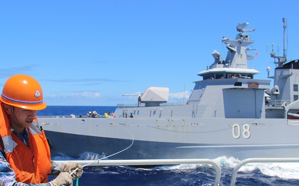 PLA(N) ship Qiandaohu receives cargo from RBN ship KDB Darulaman during RIMPAC 2014
