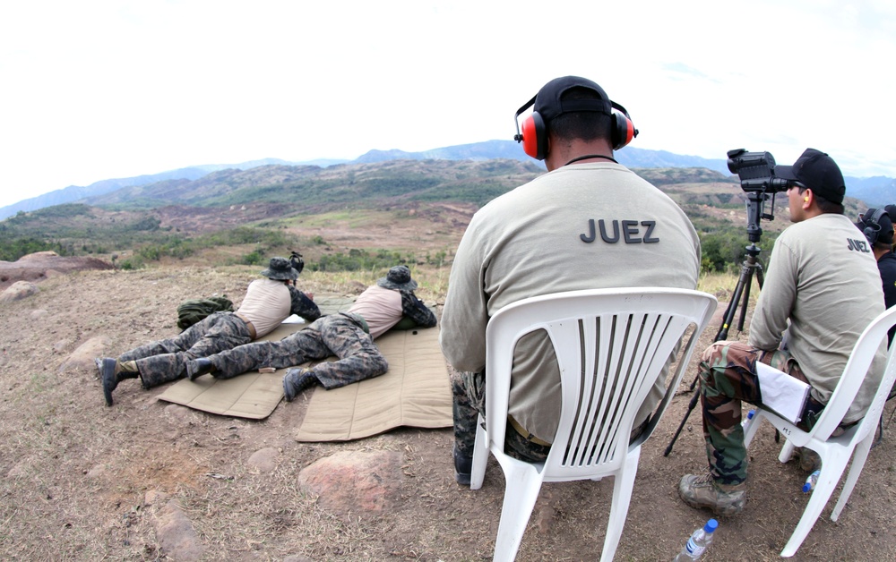 Snipers compete in unknown distance/stalk events at Fuerzas Comando 2014