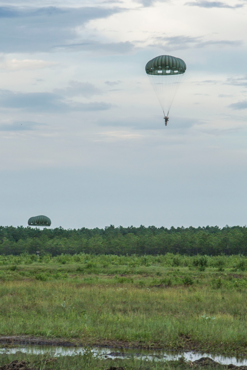 Air Delivery Marines conduct parachute training