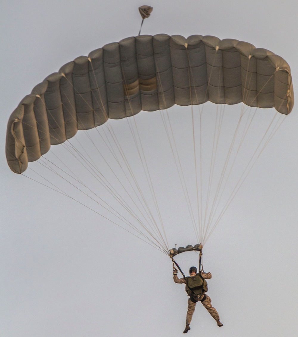 Air Delivery Marines conduct parachute training