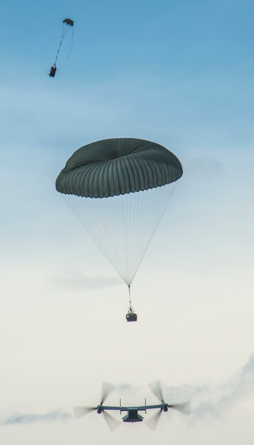 Air Delivery Marines conduct parachute training