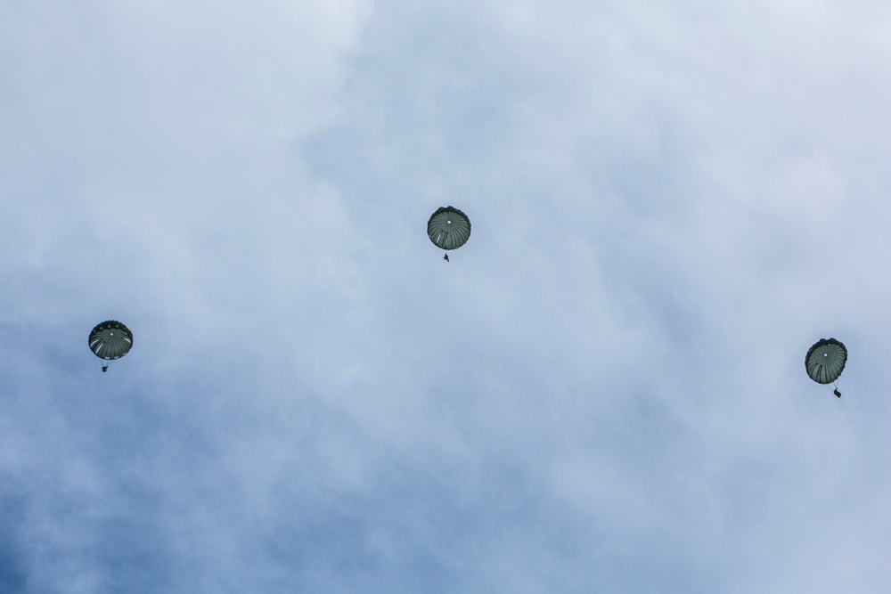 Air Delivery Marines conduct parachute training