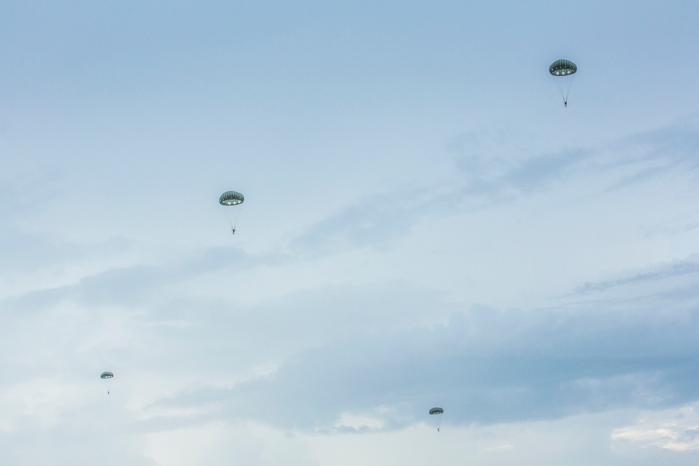 Air Delivery Marines conduct parachute training