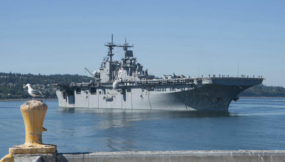 The Wasp-class amphibious assault ship USS Essex (LHD 2) arrives at Naval Station Everett