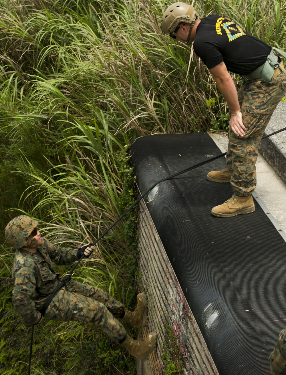 Sailors, airmen endure Jungle Medicine Combat Course