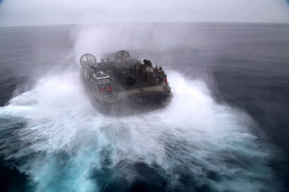 (LCAC) departs the USS Makin Island