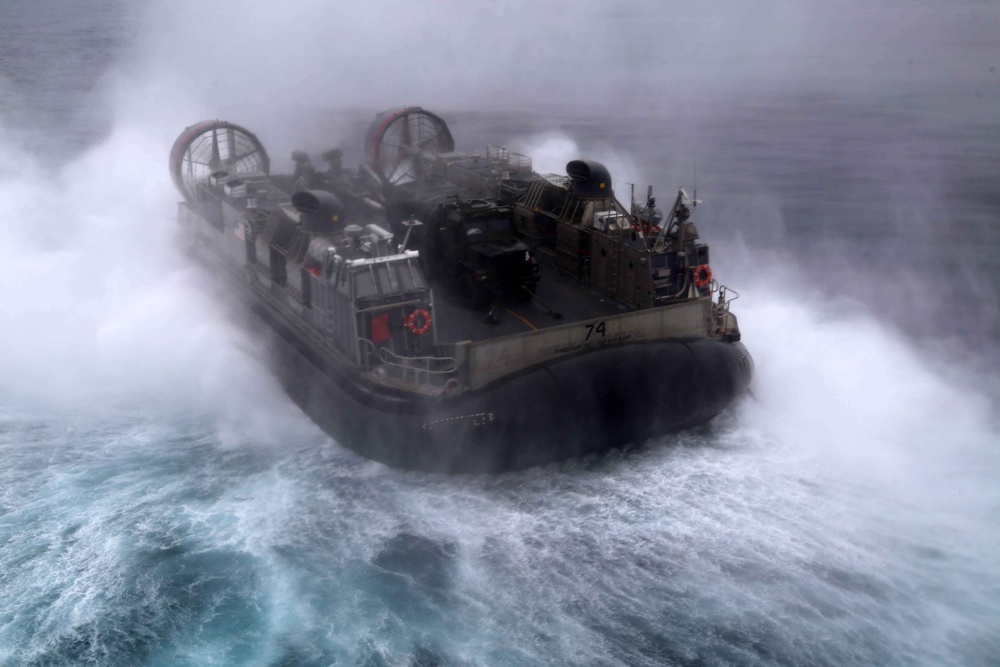 (LCAC) departs the USS Makin Island